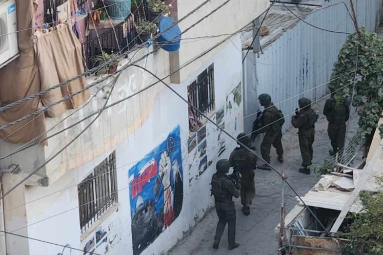 جنود الاحتلال الإسرائيلي يداهمون منازل المواطنين في مخيم الفوار جنوب الخليل 